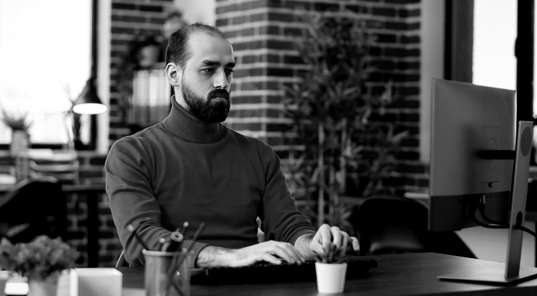 Ağ sorun giderme eğitimi sırasında ekipman kurulumu yapan katılımcılar