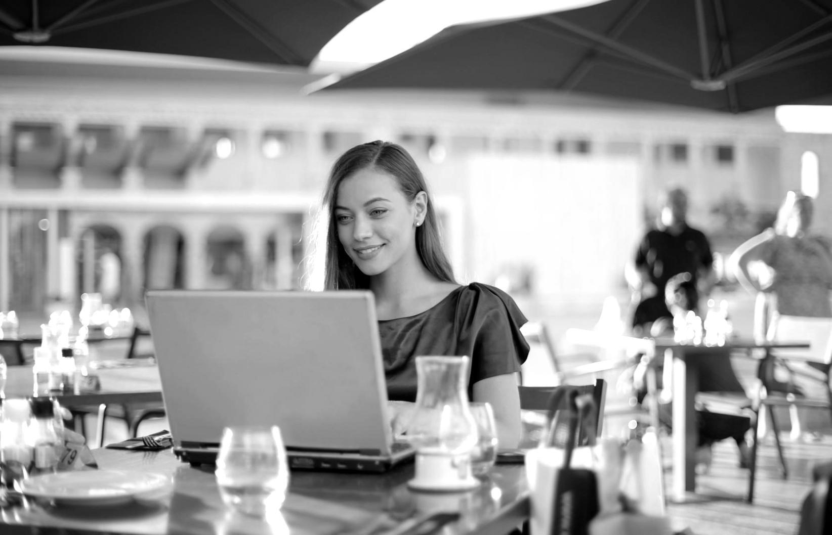 Krilunda Domutos ekibi ofiste çalışırken